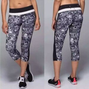 LULULEMON Up The Pace Flowabunga Black/White Sunflower Print Cropped Leggings 6
